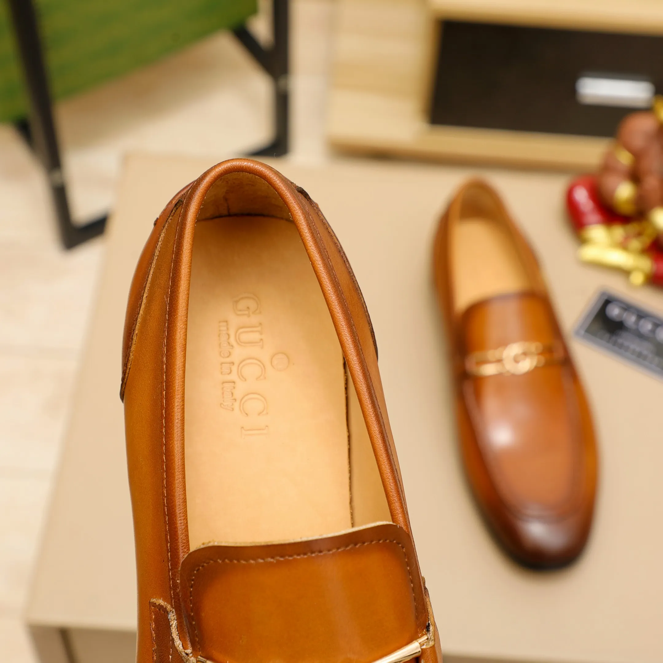 p480 GUCCI 2021 men’s latest casual leather shoes👞! Available at counters simultaneously! A one-to-one replica of the original. All imported top layer calfskin. The interior is made of top-grade cowhide, and the original factory-supplied rubber outsole is used. Leading new fashion concepts. Black, brown, matching sizes: 38-45